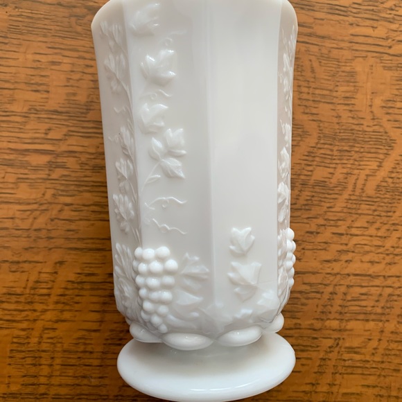 VINTAGE Westmoreland Paneled Grape Vase - Picture 3 of 4